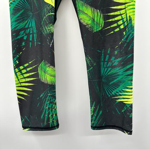 Fabletics Yogi Capri Green Tropical Rainforest Print Yoga Leggings Sz M - Picture 5 of 15